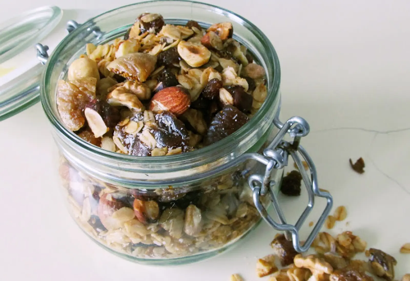 Granola s fíky a datlemi