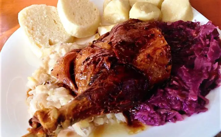 Pečená hus na kmíne s kapustou