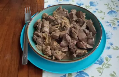 kuřecí játra s cibulí na bílém víně