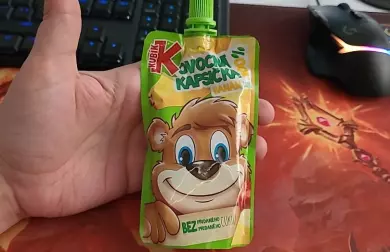 Perník zcelozrnné mouky s tvarohovým krémemem a malinovým želé
