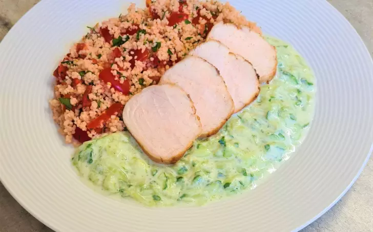 Šalát a la Tabouleh s pečeným kuracím prsom a tzatziki