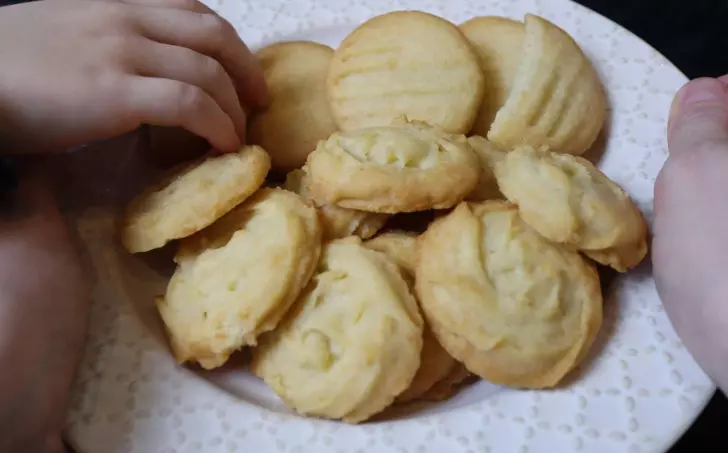 Domácí křupavé máslové sušenky s parmezánem (bez vajec)