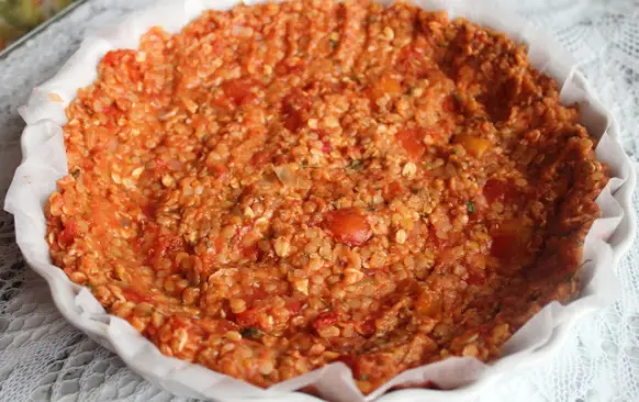 Cuketu si nakrájame nadrobno a dáme ju asi na 4 minúty dusiť.
Medzitým si vyšlaháme vajcia, do ktorých najskôr pridáme múku a potom mlieko. Zmes osolíme.