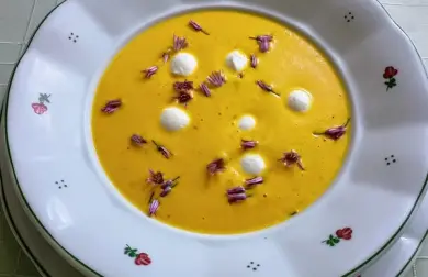Krémová mrkvová polévka s mozzarellou