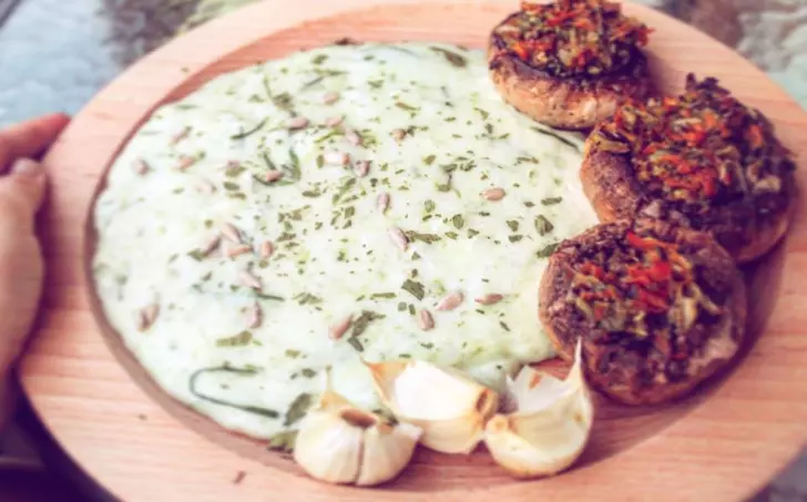Pažitková #veggie omáčka a plněné steakové žampiony