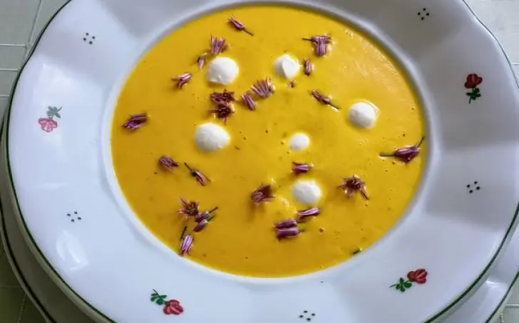 Krémová mrkvová polévka s mozzarellou