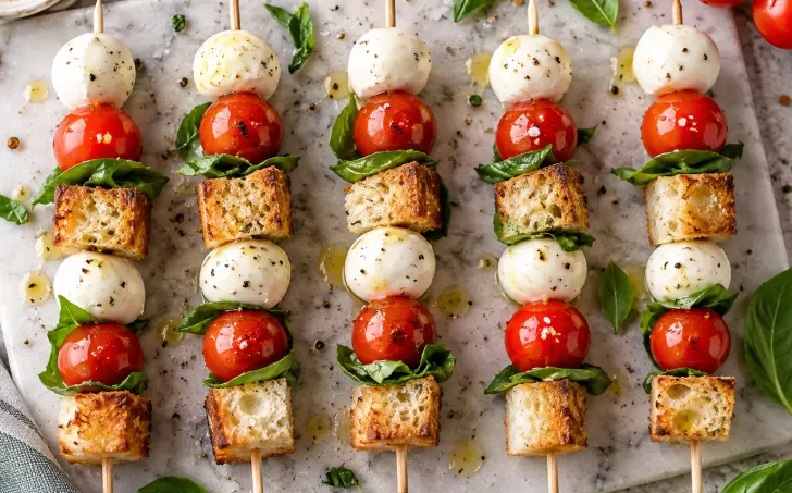 Caprese špízy s kváskovým chlebem