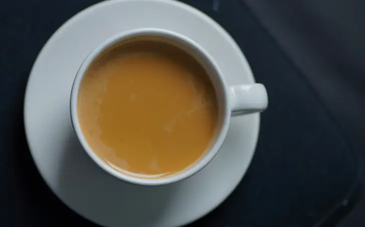 Káva bez kofeinu s mlékem