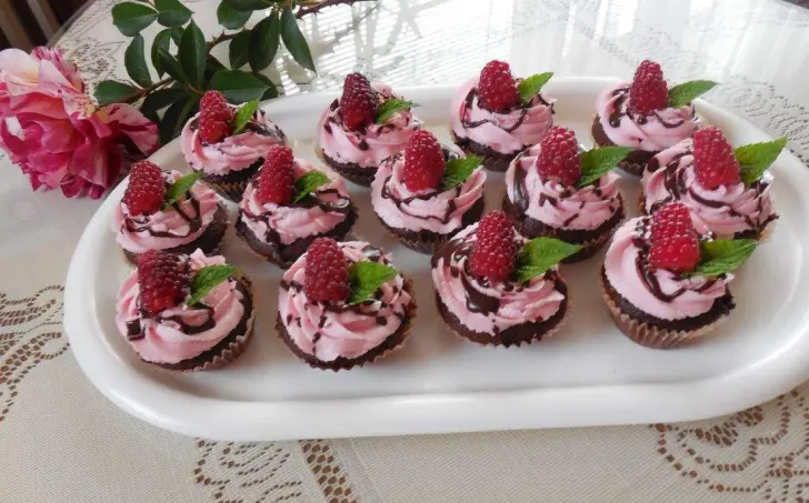Čokoládové muffiny s malinovou smotanou