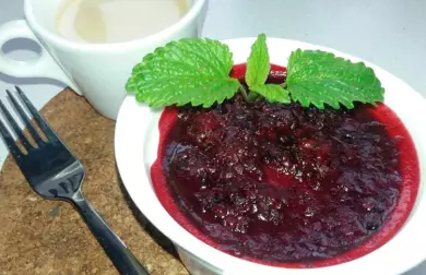Kokosový cheesecake s ostružinovým želé