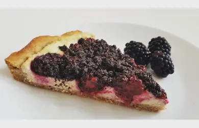 Černicový kysnutý koláč s tofu tvarohom a makovou posýpkou