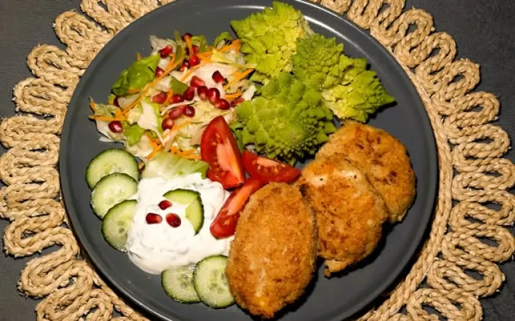 Kuřecí karbanátky s romanescem, zeleninou a jogurtovým dipem