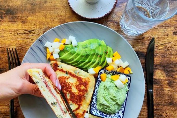 Plněný mandlový toast s dipem z medvědího česneku a jogurtu