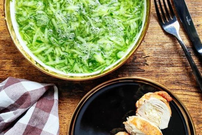 Kuřecí prso plněné balkánským sýrem a okurkový salát