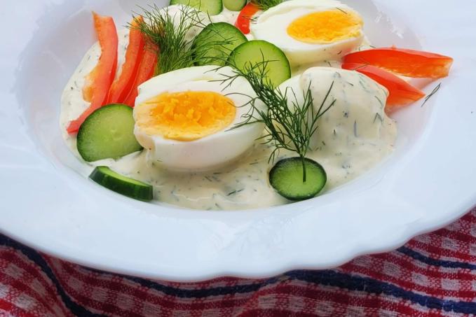 VEJCE NATVRDO SE STUDENOU KOPROVOU OMÁČKOU