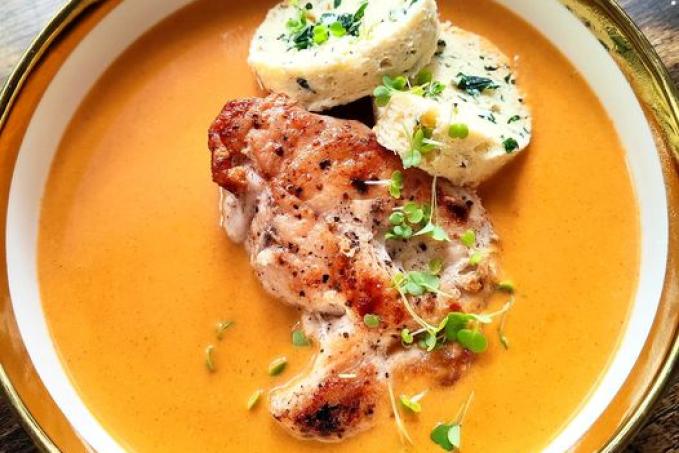 Kuře na paprice a bylinkový knedlík