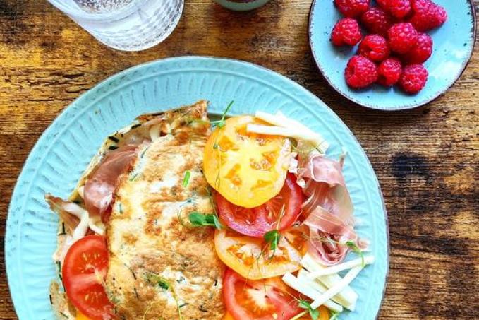 Omeleta plněná prosciuttem, sýrovými nitěmi a rajčaty