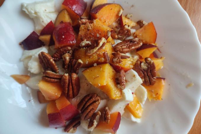 Mozzarella s ořechy a broskví