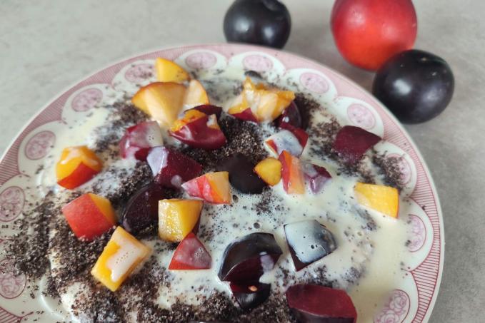 Kaše z quinoi s mákem a švestkami