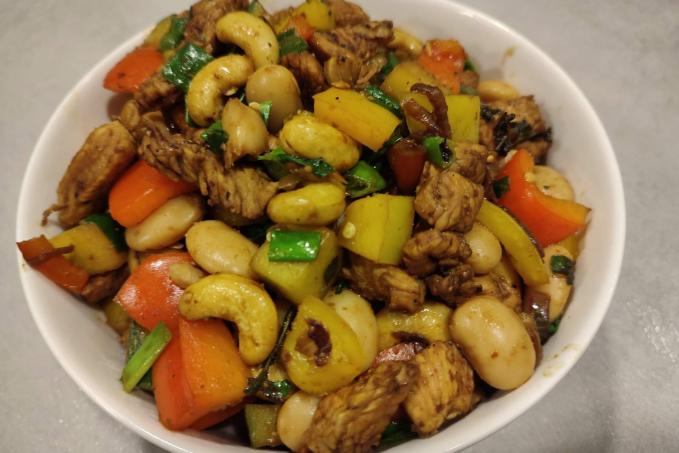 Krůtí směs s fazolemi a kešu ořechy