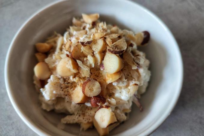 Strouhané jablko s cottage, jáhly a kardamomem