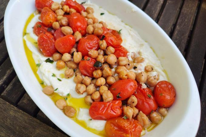 Šlehaná feta s cizrnou a pečenými rajčaty