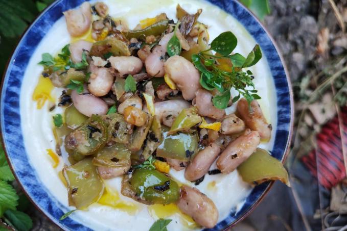 Šlehaný balkánský sýr s pečenou paprikou a fazolemi