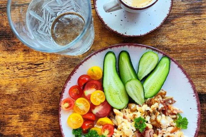 Míchaná vajíčka s prosciuttem a hlívou