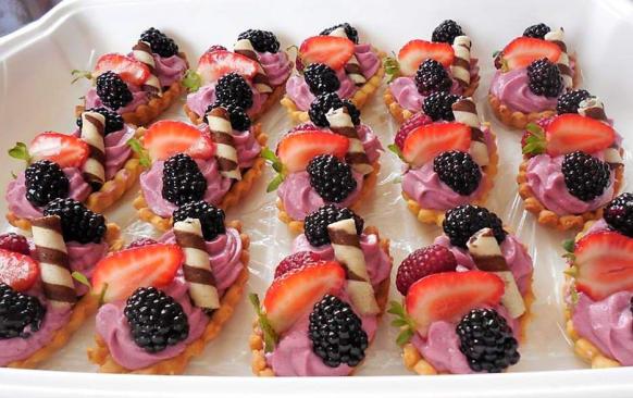 Krém:
Ostružiny svaříme s troškou vody. Pak přes síto propasírujeme, aby se odstranily zrníčka. Pokud je vody v ostružinách příliš, necháme ji vydusit, aby ostružiny měli konzistenci marmelády. Necháme pořádně vystydnout.
Šlehačku a mascarpone ušleháme s oběma ztužovači do hladkého krému. Potom přišleháme tvaroh a ostružiny. Přisladíme podle chuti.