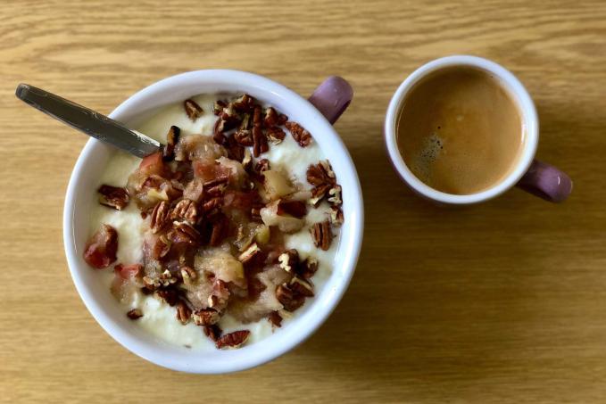 Řecký jogurt s pečenými jablky a ořechy