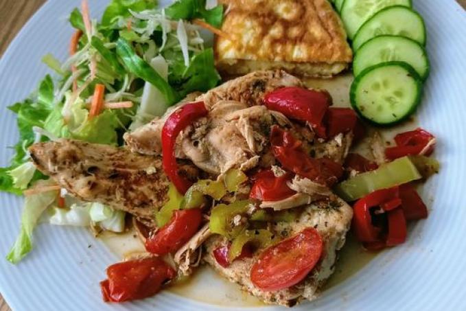 Krůtí prsa na paprikách , vaječná omeleta, salát