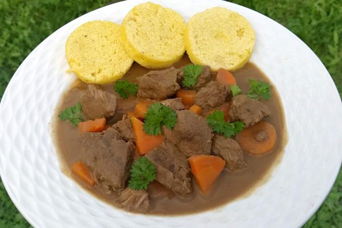 Hovězí kližka na mrkvi a tvarohový knedlík - LC