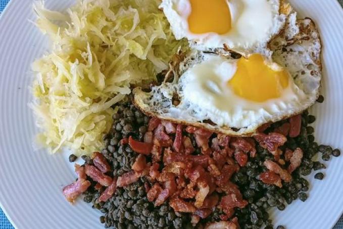 Černá čočka beluga, opečená slanina, volská oka a kysané zelí