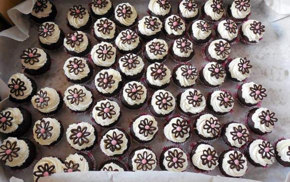 Vše vyšleháme a nastříkáme na muffiny.