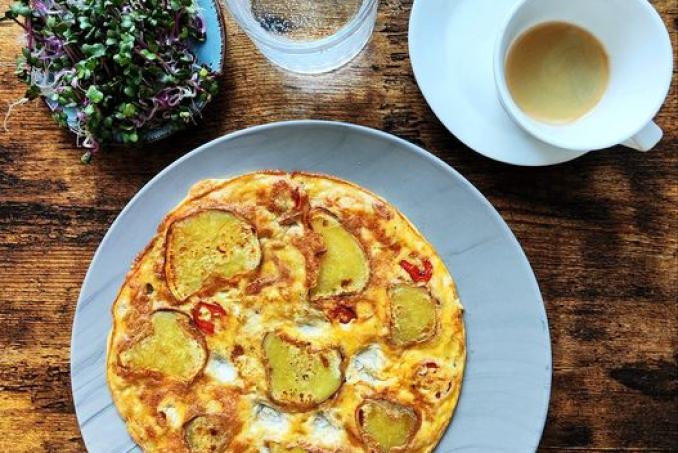 Omeleta s batátem a jalapeno