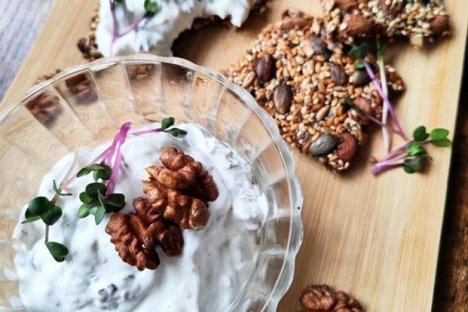 Tvarohová pomazánka s vlašskými ořechy a semínkové krekry