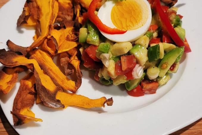 AVOKÁDOVÝ SALÁT S DÝŇOVÝMI CHIPSY