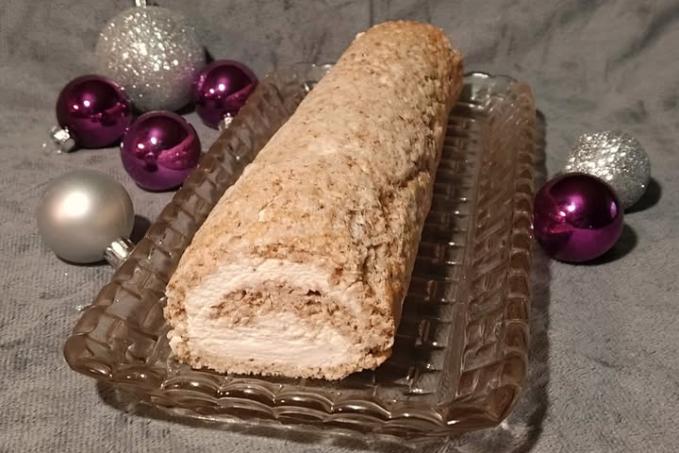 Bezé ořechová roláda se šlehačkou - LC