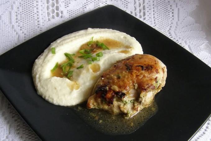 Kuřecí prso plněné cibulovo-česnekovou náplní s květákovým pyré