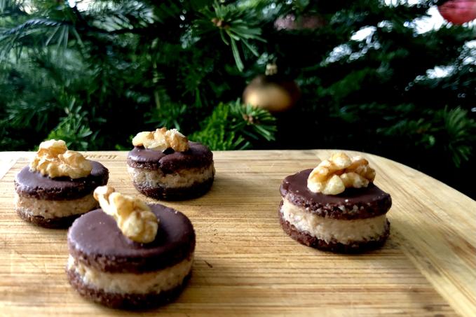 Išelské dortíčky kakaové s vlašskoořechovou náplní