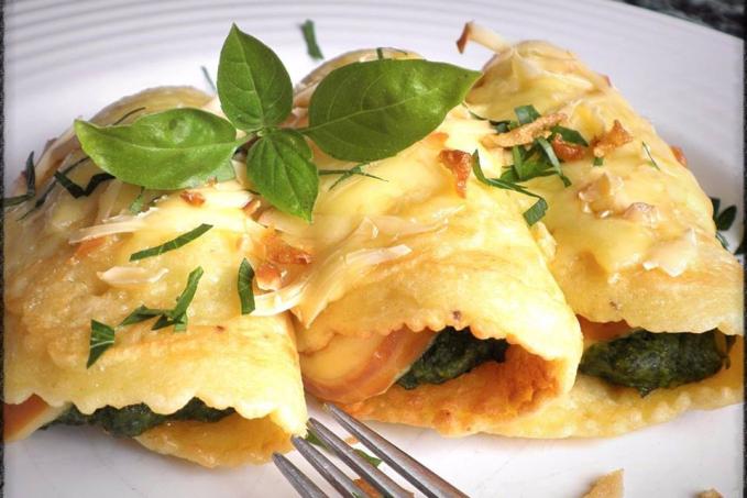 JÁHLOVÉ LÍVANEČKY SE ŠPENÁTEM A UZENÝM SÝREM