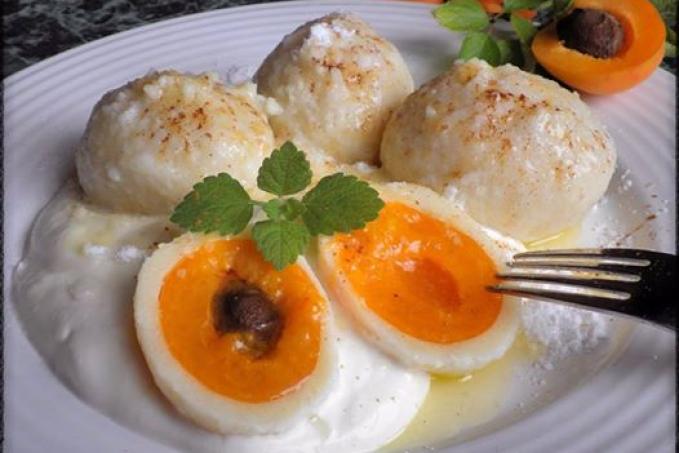 MERUŇKOVÉ KNEDLÍČKY Z TVAROHOVÉHO TĚSTA SE ZAKYSANOU SMETANOU