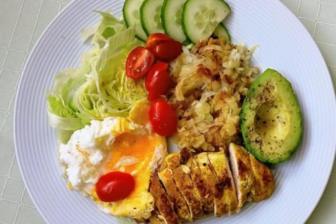 Kuřecí prso, dušená kedlubna, vejce a avokádo