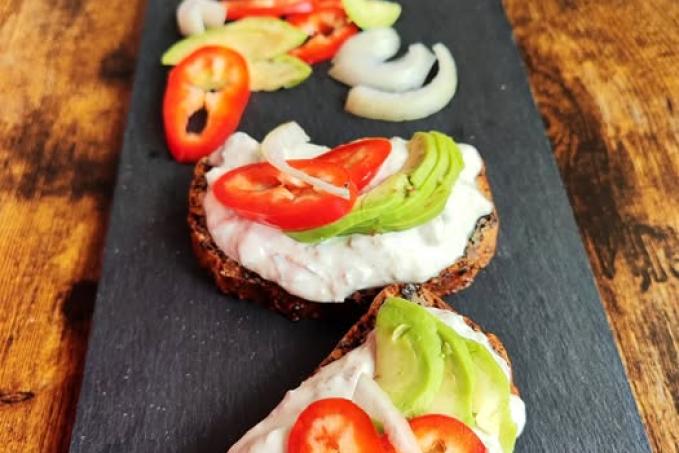 Cottage chléb s rybičkovou pomazánkou