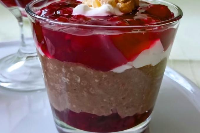 Chia pohár s kakaem, kysanou smetanou a ovocem