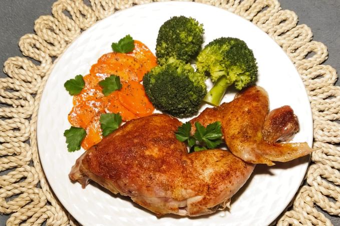Pečená kuřecí stehna a křidýlka s brokolicí a glazovanou mrkví - LC