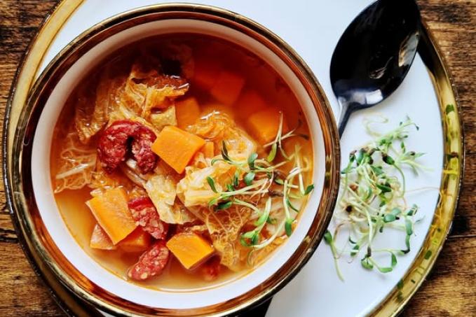 Kapustová polévka s klobásou a batátem