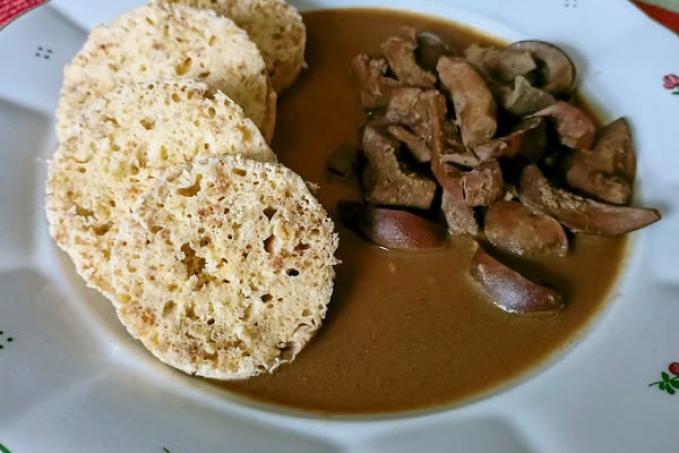 Ledvinky na špeku a paloučkový knedlík s ovesnými vločkami