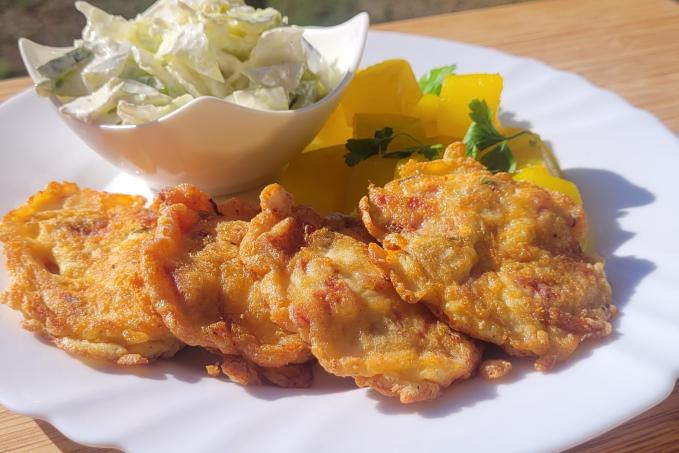 SÝROVÉ PLACIČKY S KEDLUBNOU A SALÁTEM