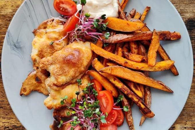 Kuřecí prso v parmazánovém těstíčku a batátové hranolky